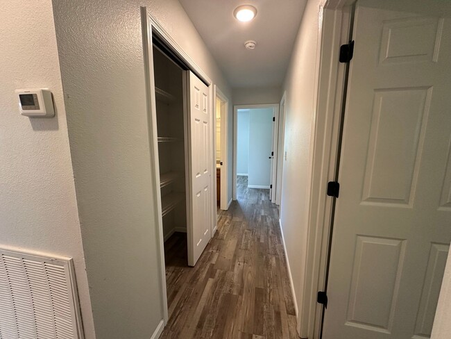 Building Photo - 3 Bed/2 Bath House!