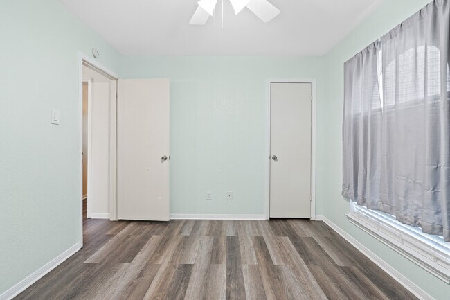 Building Photo - 2413 Phyllis Dr