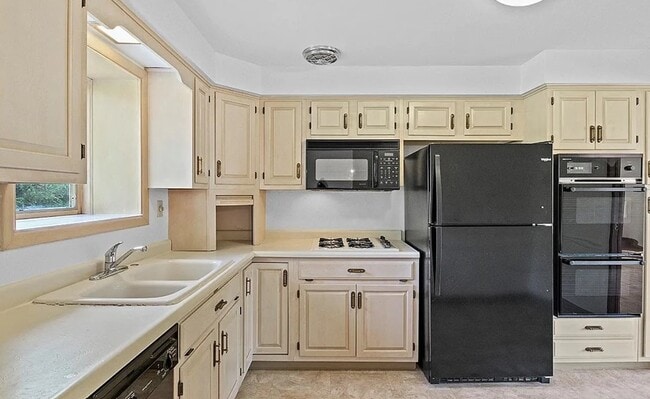 Building Photo - SingleFamily Home