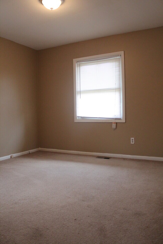 Building Photo - Ireland Dr. area