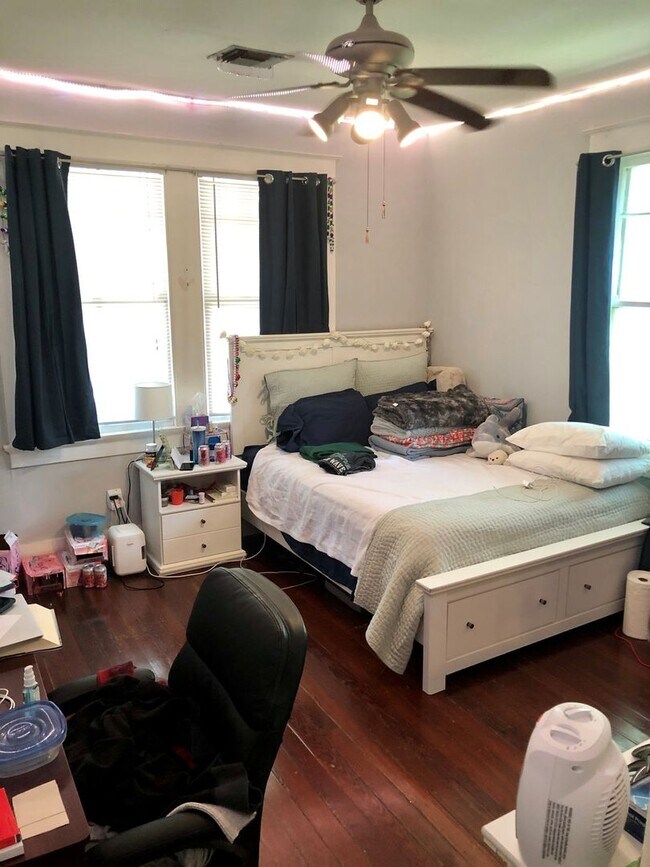 Building Photo - 6109-6111 Delord St.