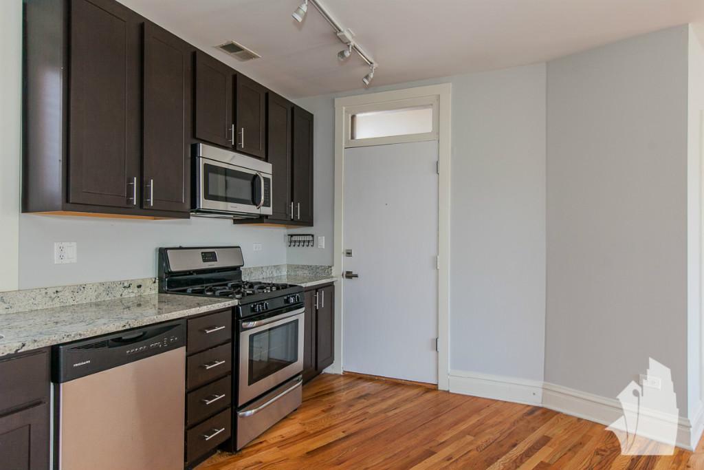 Building Photo - 2225 W Wilson Ave
