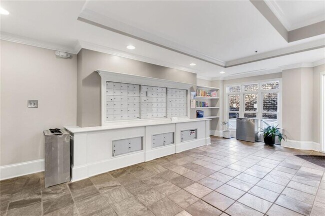 Building Photo - 560 Dutch Valley Rd NE