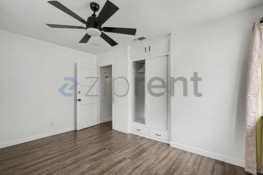 Building Photo - Unit