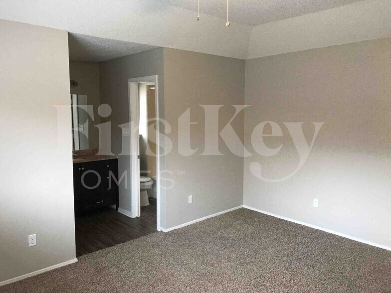 Building Photo - 2510 Bentley Dr