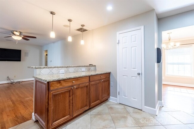 Building Photo - 6618 Castlegate Dr
