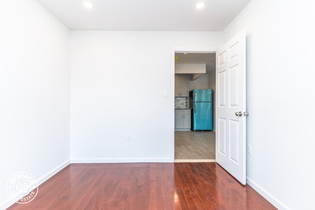 Building Photo - 323 49th St