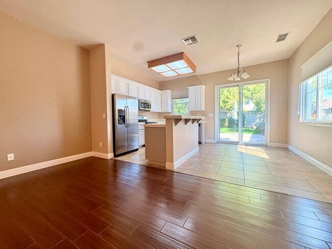 Building Photo - Beautiful 3 Bedroom, 2 Bathroom Home Walking Distance To The Fountains / Galleria!