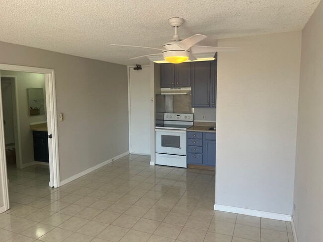 Building Photo - Must See Unit in Makiki!!!