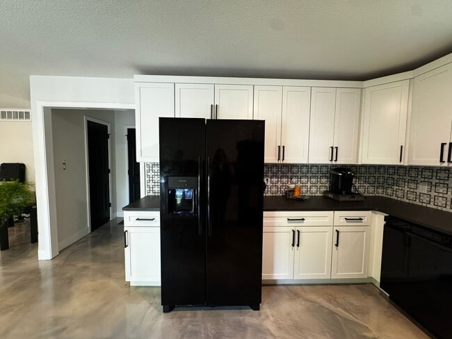 Building Photo - 5 Bed 4 Bath Home fenced yard