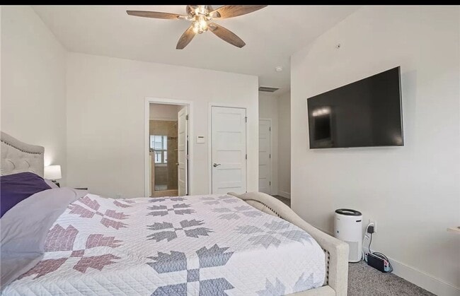 Building Photo - 3 Bedroom Townhouse with 2 Car Garage