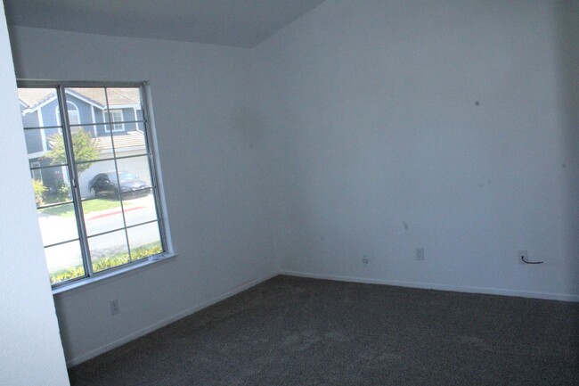 Building Photo - Single Story 3 Bedroom, 2 1/2 Bathroom Tow...