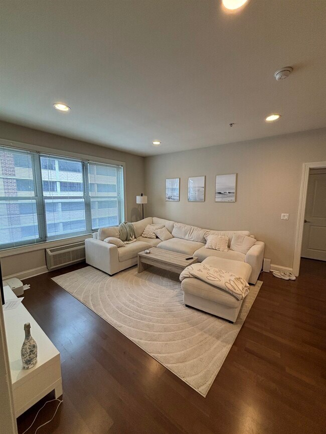 Building Photo - 100 Marshall St