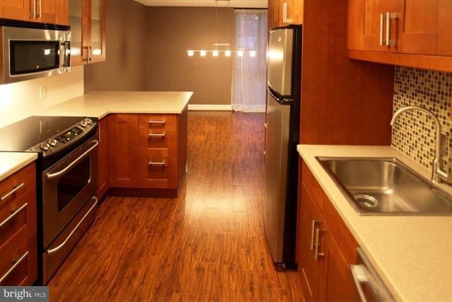 Building Photo - 2300 Pimmit Dr