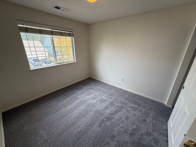 Building Photo - Refreshed 3-Bedroom Home in Waterglen Neig...