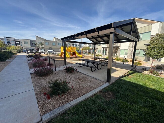 Building Photo - Desert Color Townhome!