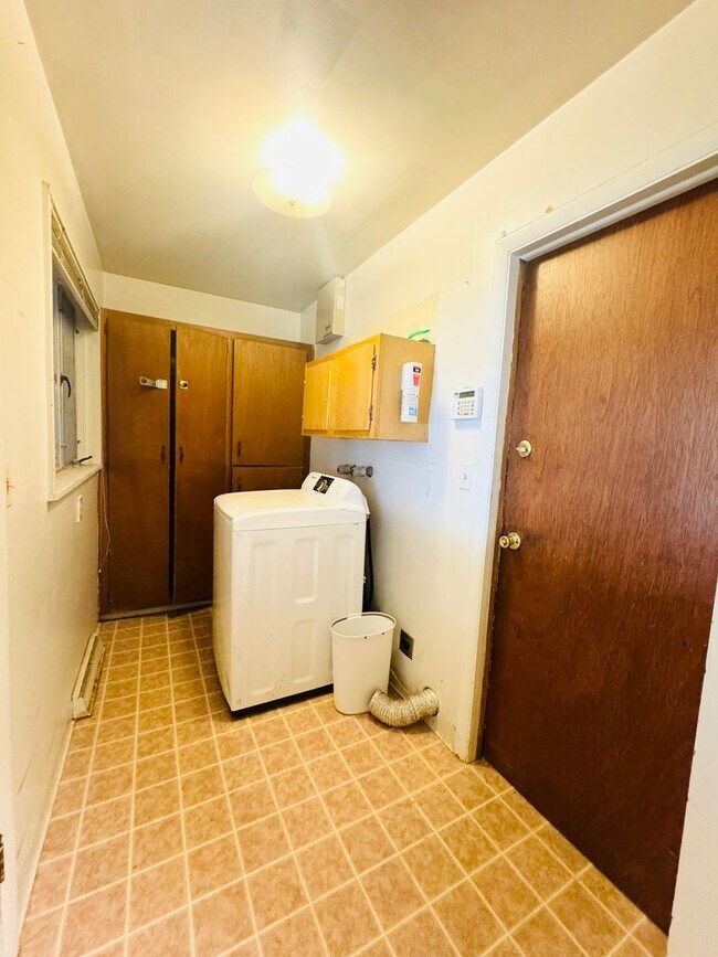 Building Photo - Large 3 Bed, 3 Bath House In Greeley - 4 bonus rooms in basement!