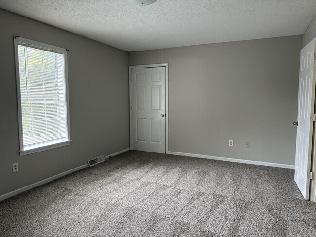 Building Photo - 2105 Live Oak Ln