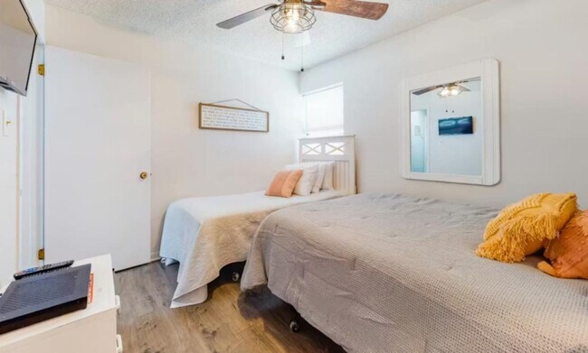 Building Photo - 952 W Beach Blvd