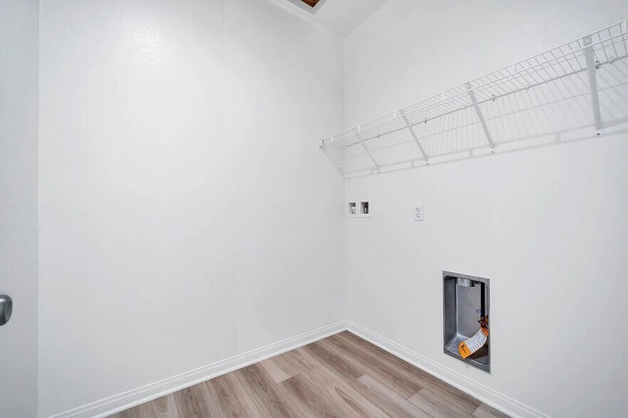 Building Photo - 3315 S Primrose Dr