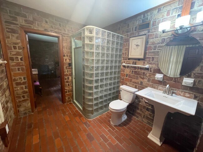 Building Photo - Stunning 3-Bedroom, 2-Bathroom Home with A...