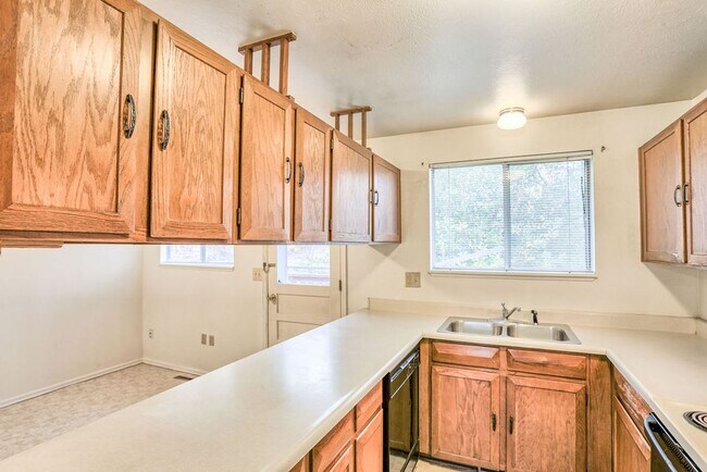 Building Photo - 836 Winchester Dr