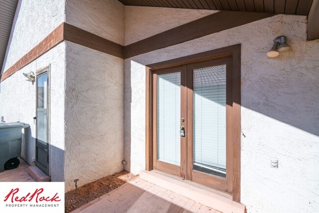 Building Photo - Spacious 5 Bedroom Home in A Quiet Communi...