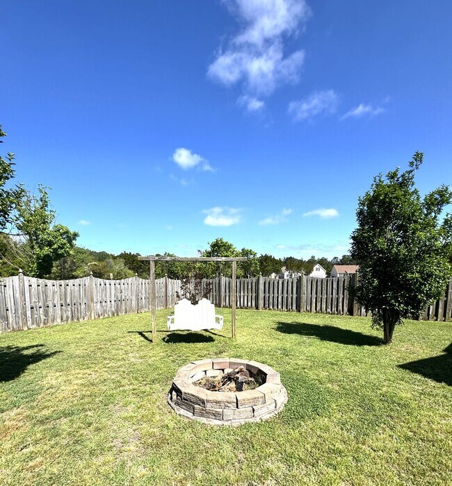 Building Photo - Minutes to the Beach! Conveniently located between Jacksonville & Wilmington