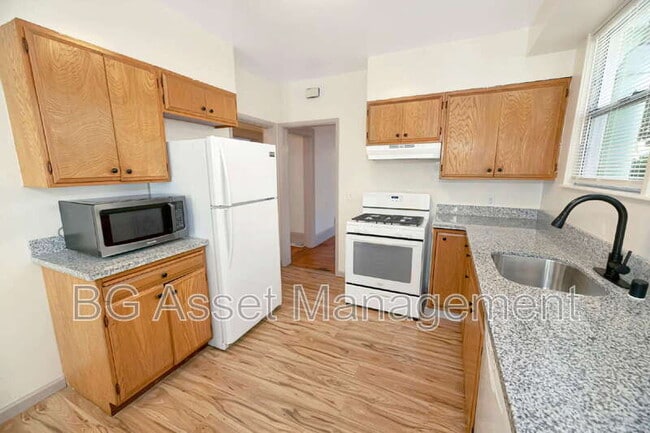 Building Photo - 3808 Lakeshore Ave