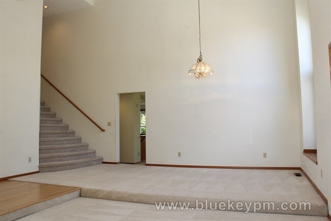 Building Photo - 4 Bed, 3 Bath  Home w/ 1 Bed and 1 Full Bath on Main  Near Bethany/Rock Creek