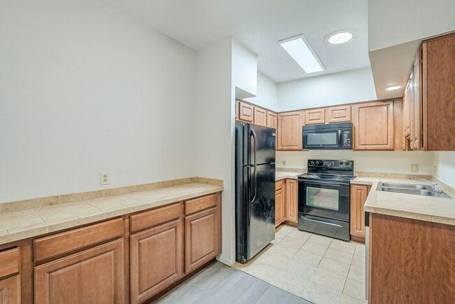 Building Photo - Bright 3-Bedroom Condo with Community Perks in Central Tucson