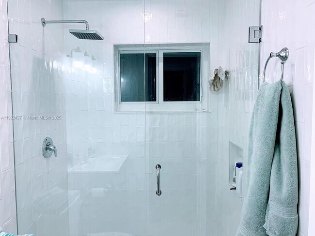 Building Photo - 600 NE 7th Ave