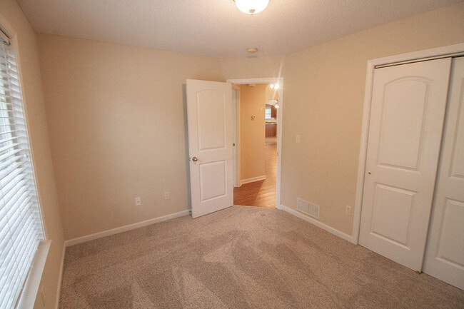 Building Photo - 7002 Madison Creek Dr