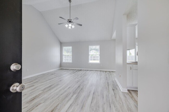 Building Photo - 114 Mustang Dr
