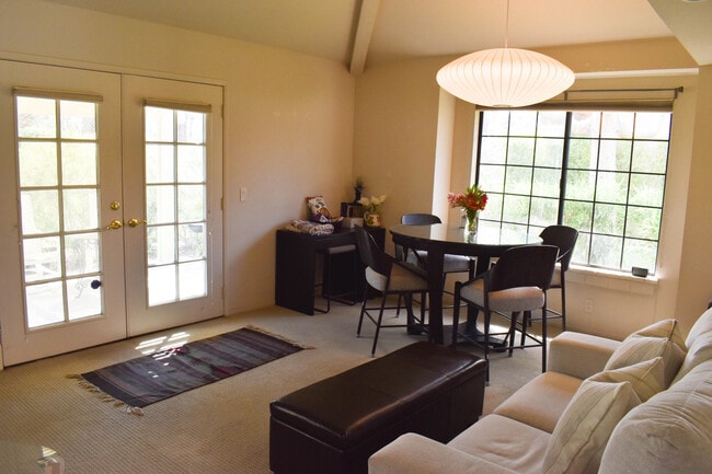 Building Photo - 113 Vitoria Ln