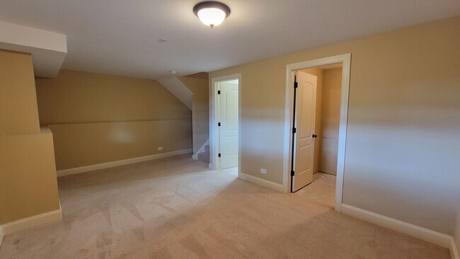 Building Photo - STUNNING LUXURY TOWNHOME 3 BEDROOM, 2 FULL...