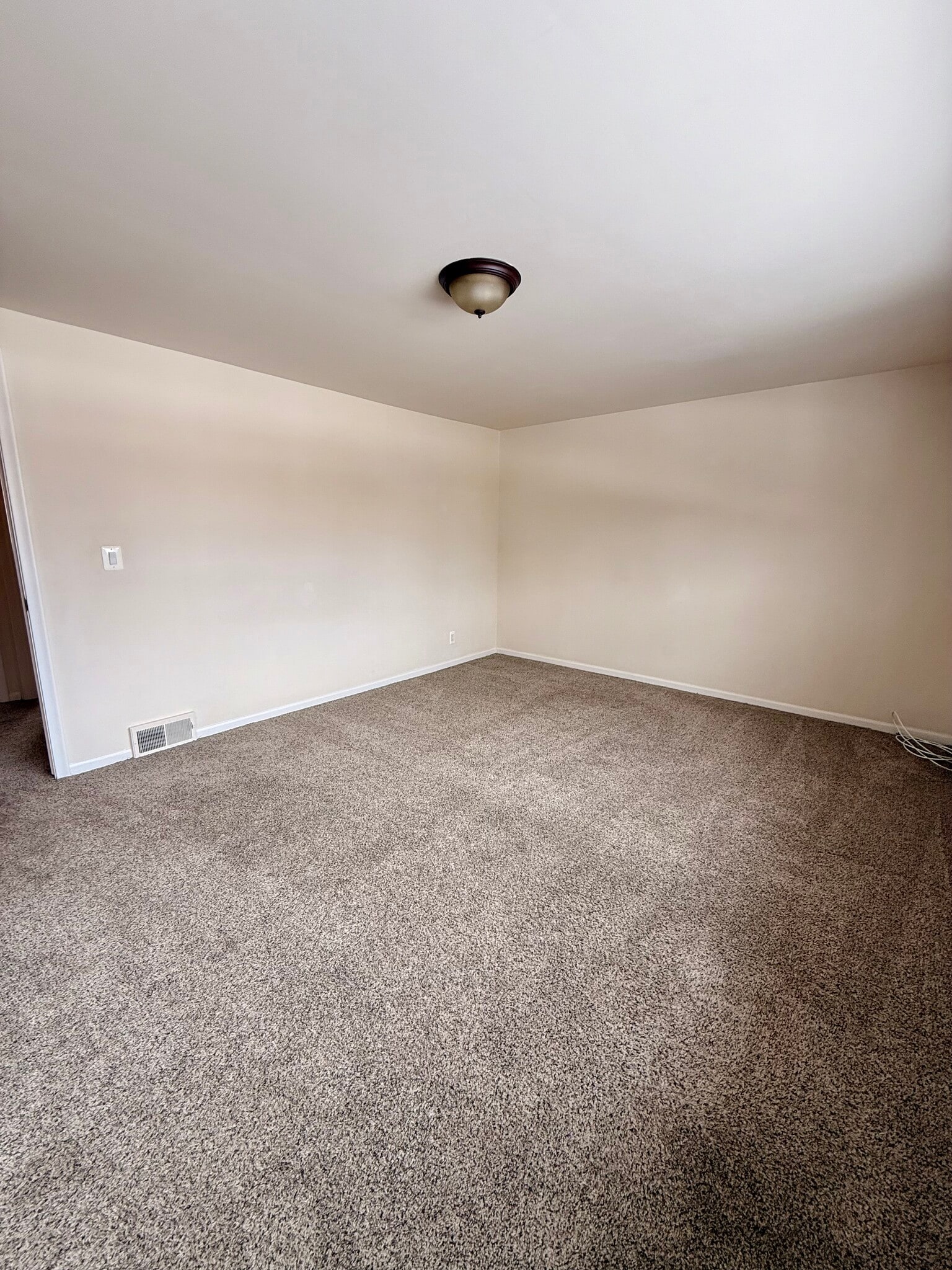 Building Photo - 130 E Farnum Ave