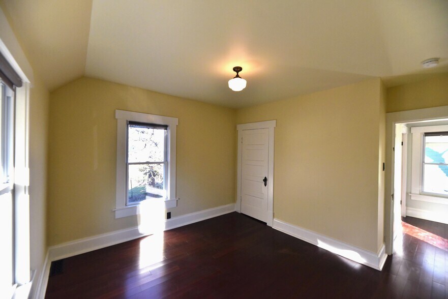 Building Photo - 240 E Duncan St