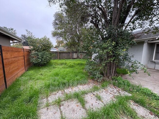 Building Photo - 1044 S Linda Vista St