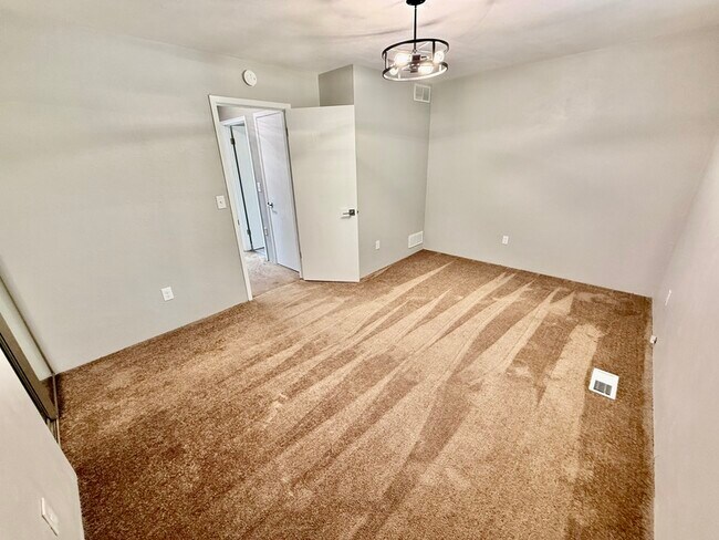 Building Photo - 830 White Oak Dr