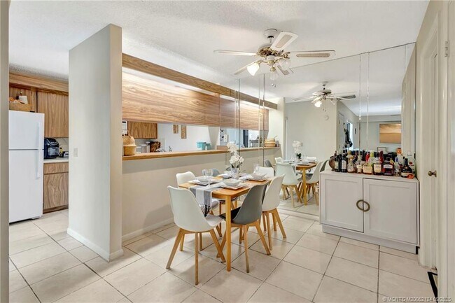 Building Photo - 2930 SW Sunset Trace Cir