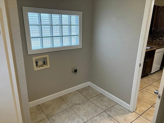 Building Photo - 2322 W Casado St