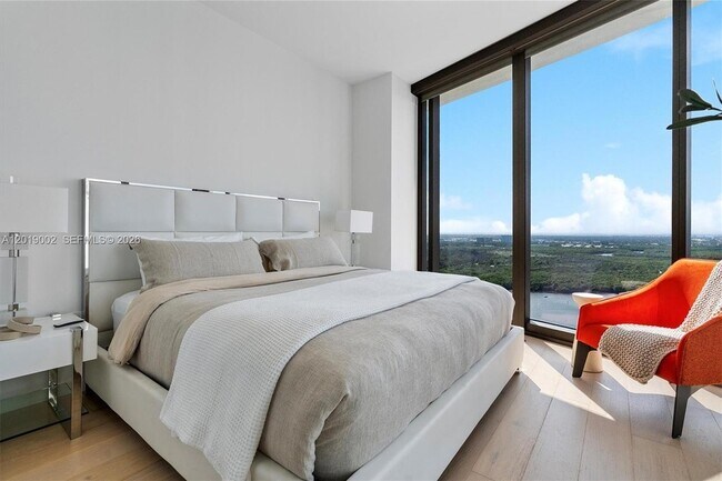 Building Photo - 15701 Collins Ave