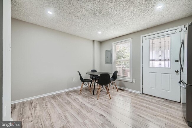 Building Photo - Modern 2-Bedroom Gem with Deck