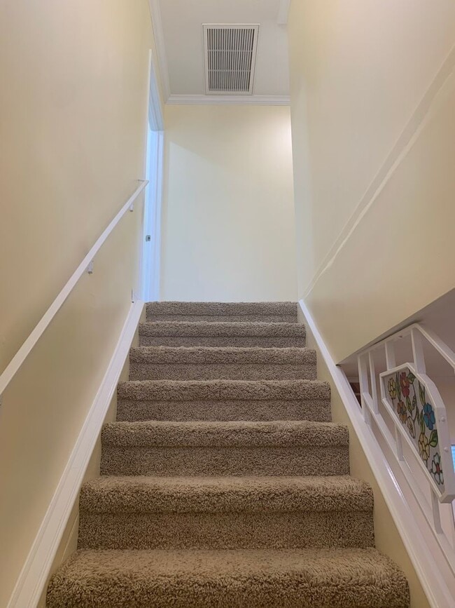 Building Photo - Gorgeous Two Story /Five Bedrooms in Burbank With Fantastic Views!!!