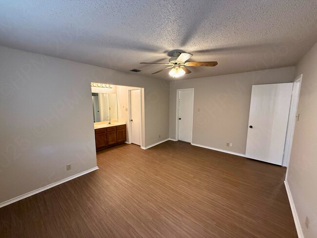 Building Photo - Move-In Special. ½ off the first full month's rent with a 12-month lease.