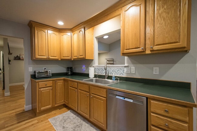 Building Photo - 10 Silver Springs Dr