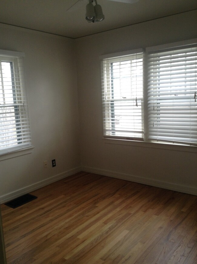 Building Photo - 2 BEDROOM, PLUS 2 BONUS ROOMS, 2 BATHROOM ...