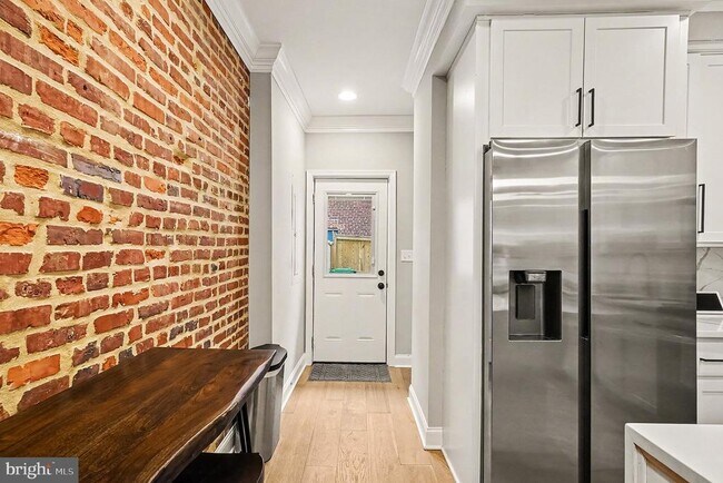 Building Photo - 443 S Robinson St