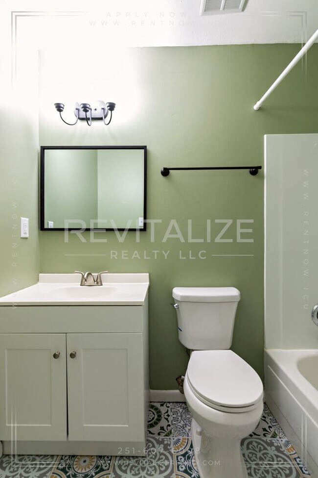 Building Photo - Beautiful Renovated 3 Bedroom/1 Bathroom H...